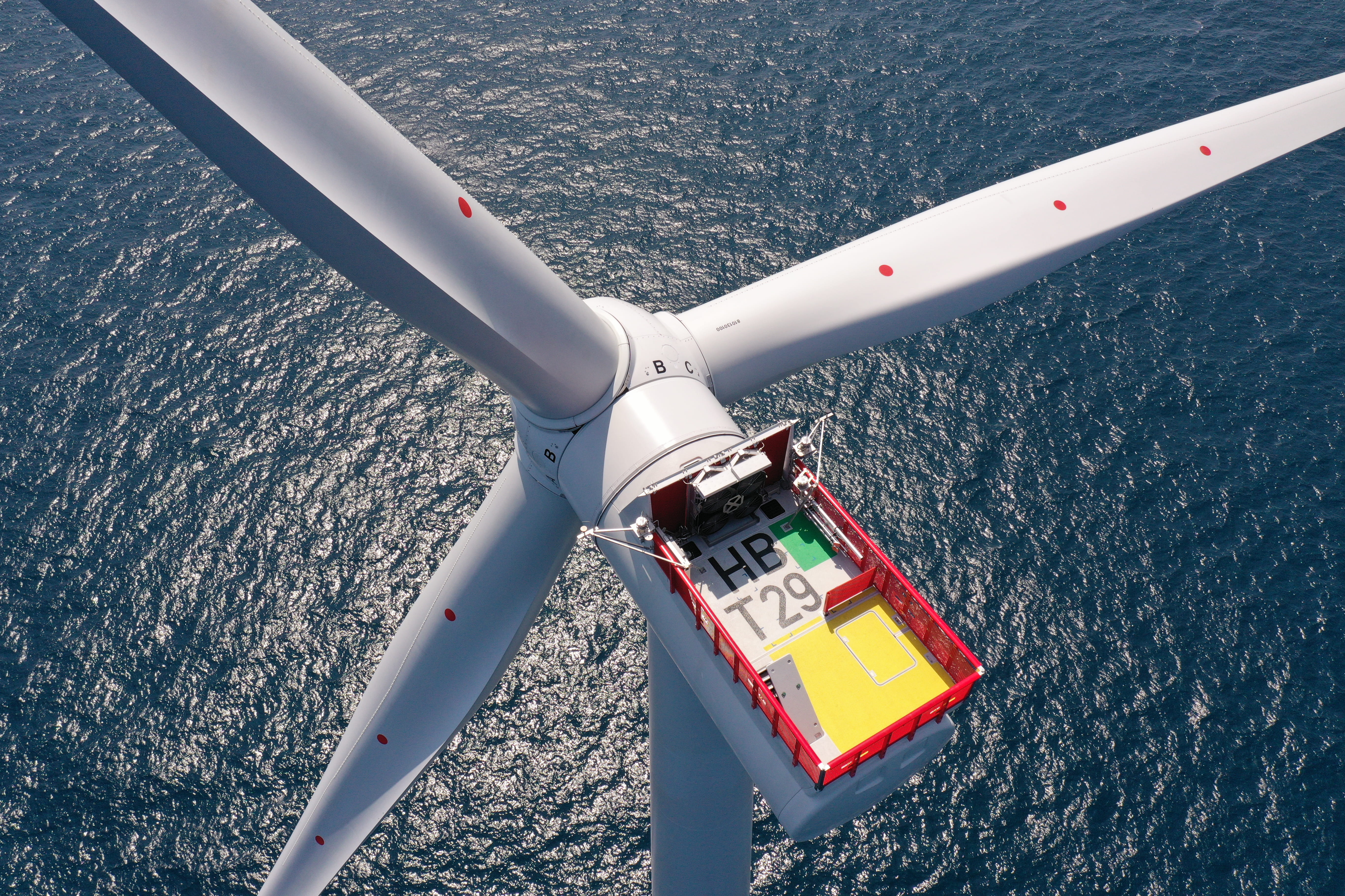 Featured image of post The world’s biggest offshore wind farm, Hornsea 2, generates first power