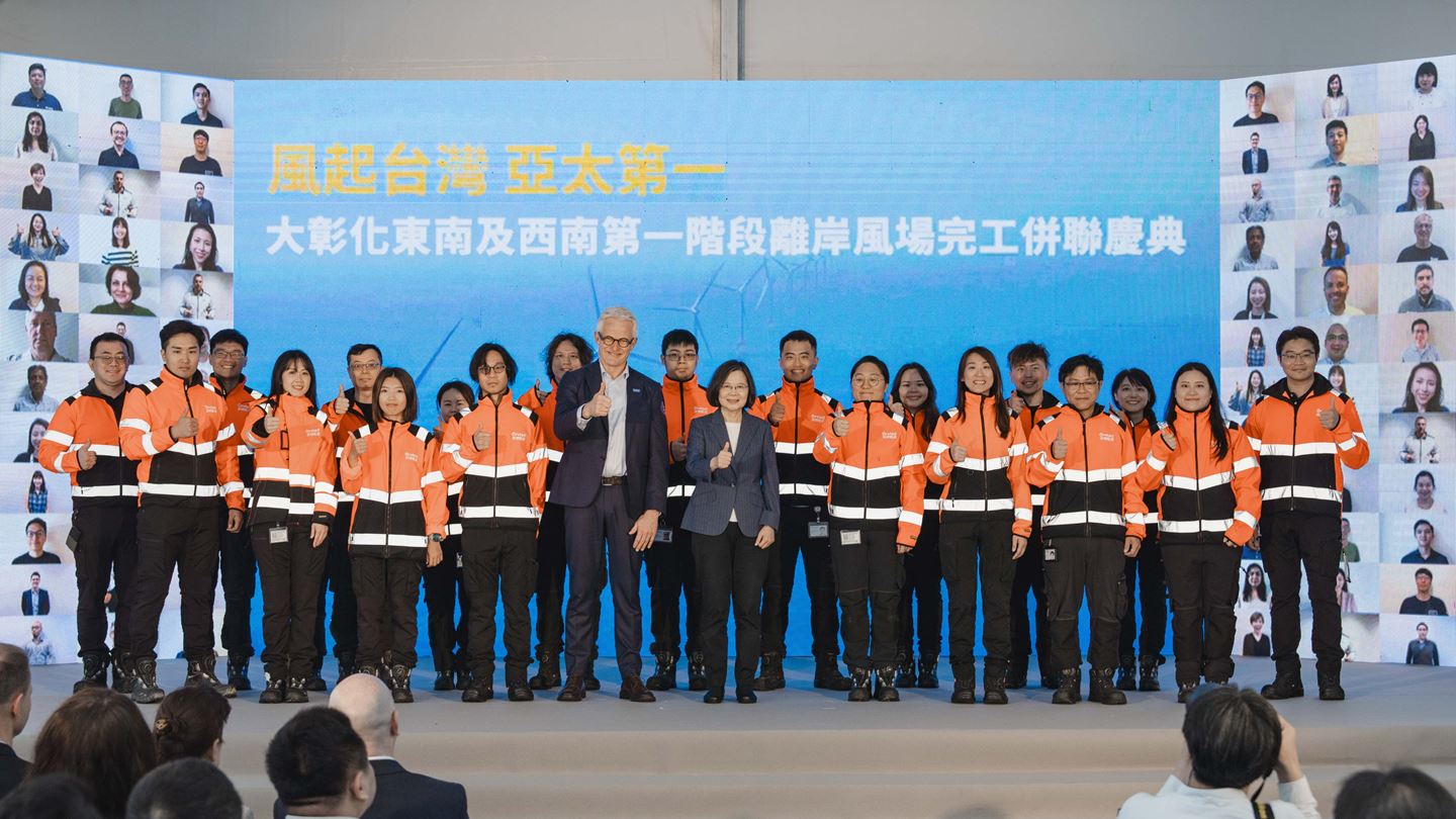 Mads Nipper, Group President and Chief Executive Officer of Ørsted and Taiwan President Tsai Ing-wen together with employees from Ørsteds operations and management hub in the Port of Taichung