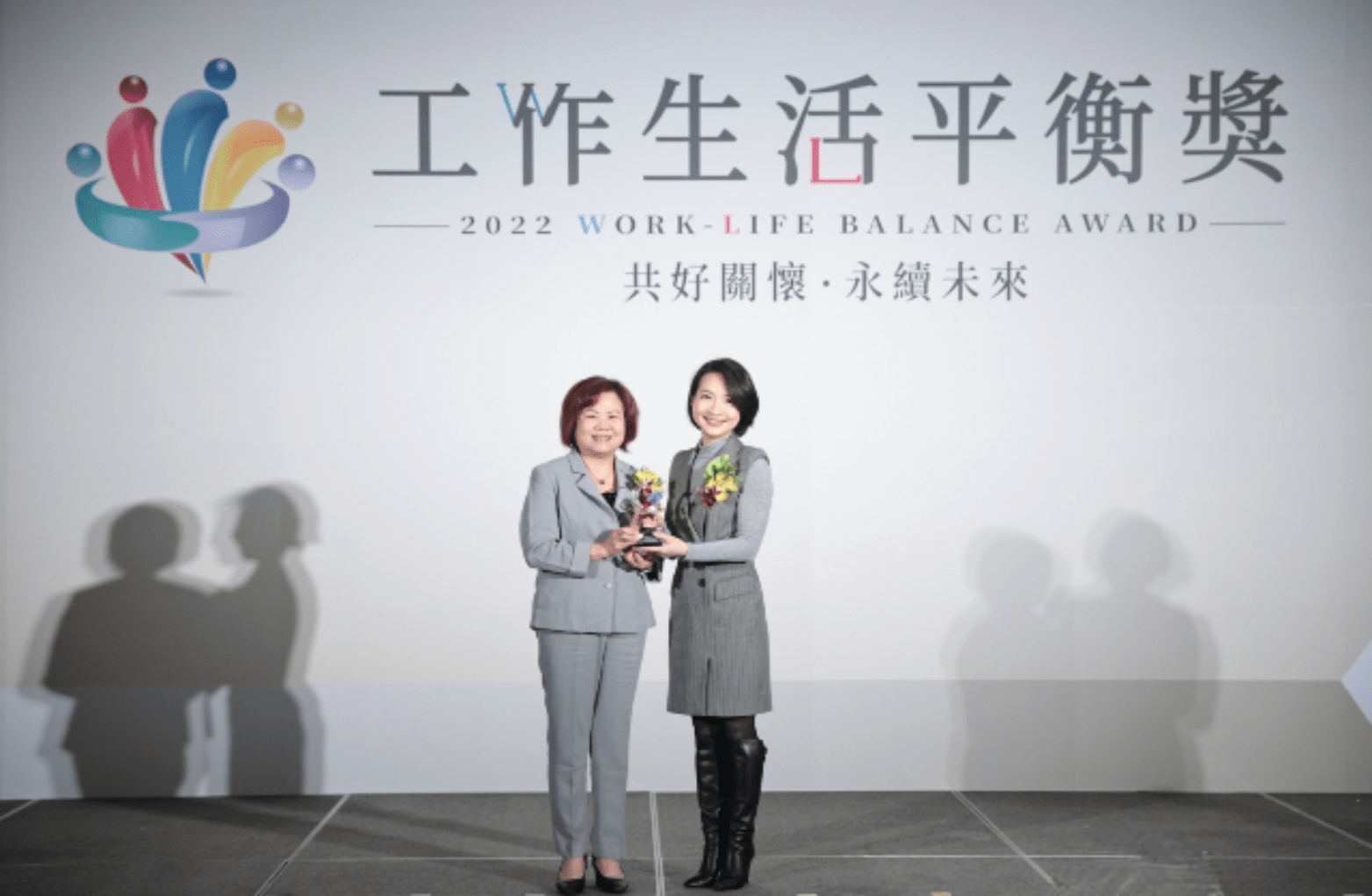 From right, Head of P&D Ørsted Taiwan, Ariel Chen, attended the Work-Life Balance Award ceremony of the Ministry of Labor, receiving the recognition of Ørsted’s effort to build an “Arbejdsglæde” workplace from Minister Ming-Chun Hsu.