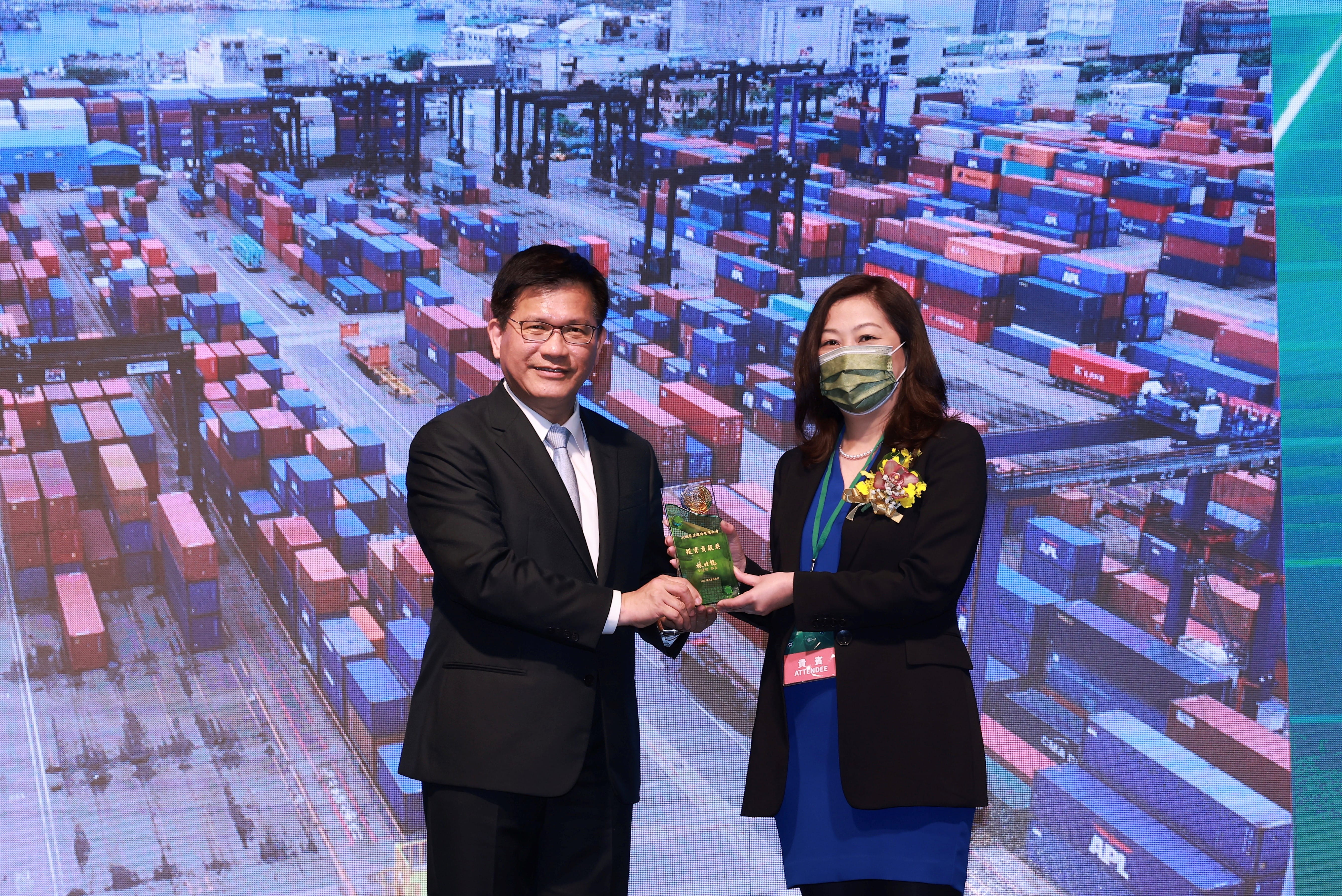 沃旭能源加碼投資台中港超過新台幣40億元，榮獲交通部頒發投資貢獻獎，由交通部長林佳龍(左)頒獎給台灣總經理汪欣潔。