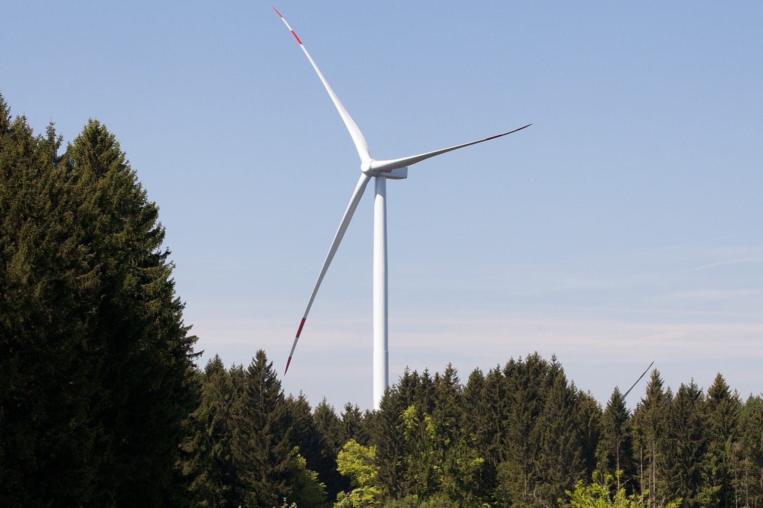 Symbolbild: Der Windpark St. Wendel entsteht im Waldgebiet südlich der Straße L131 zwischen St. Wendel und Werschweiler. Foto: Grabe/Ørsted