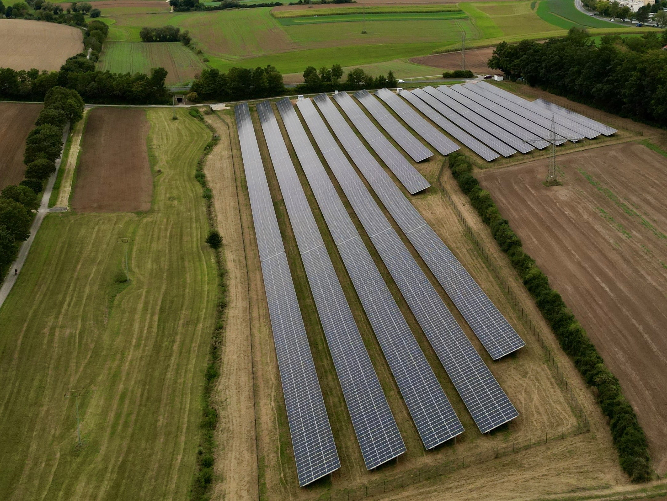 Der Solarpark Amberg Süd versorgt umgerechnet 1.800 Haushalte mit grünem Strom.