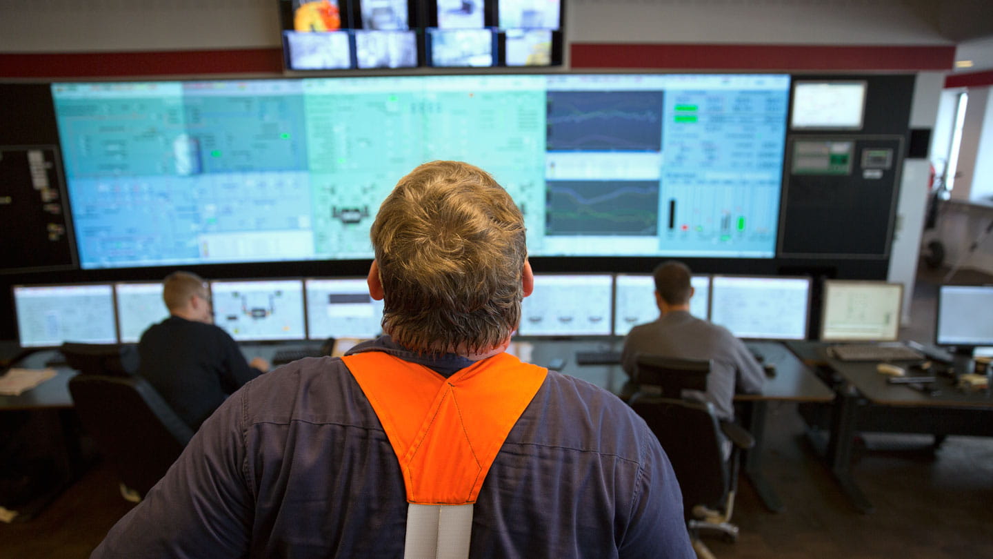 An Ørsted employee looking at the control room monitor inside an Ørsted bioenergy power station. 