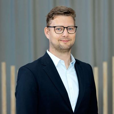 &#216;rsted Head of Investor Relations Rasmus Keglberg H&#230;rvig wearing a suit and glasses.