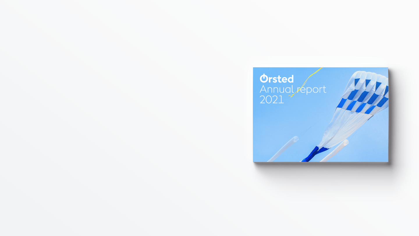 Clear blue sky with different types of kites showcasing Ørsted's annual report for 2021.