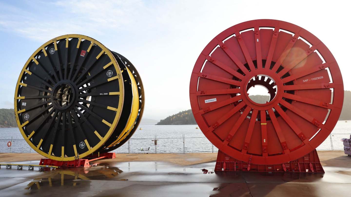 Kabelruller med undersjøiske kraftkabler som kobles til havvindanlegg.