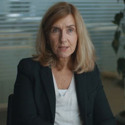 Marianne Wiinholt, ex directora financiera de &#216;rsted, con camisa blanca y americana. 