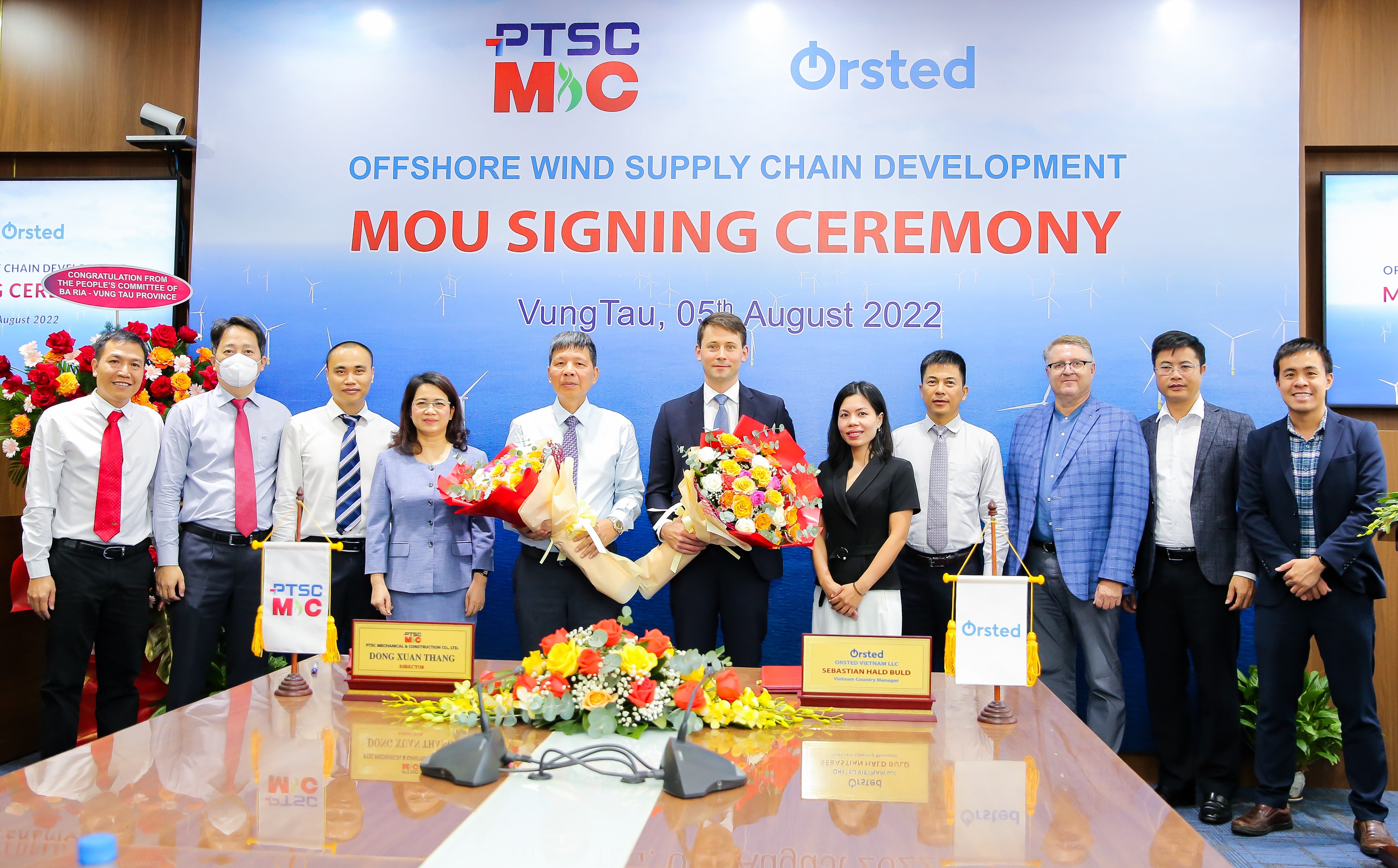 Mr. Dong Xuan Thang, Managing Director of PTSC M&C and Mr. Sebastian Hald Buhl, Country Manager of Ørsted Vietnam sign the agreement accompanied by Mr. Troels Jakobsen, Charge D’affaire Embassy of Denmark, Ms. Vu Bich Hao, Deputy Director of Baria-Vungtau Department of Industry and Trade, Mr. Dinh Van Cong, Head of Project Development Energy Management Division, T&T Group plus members of their respective teams.