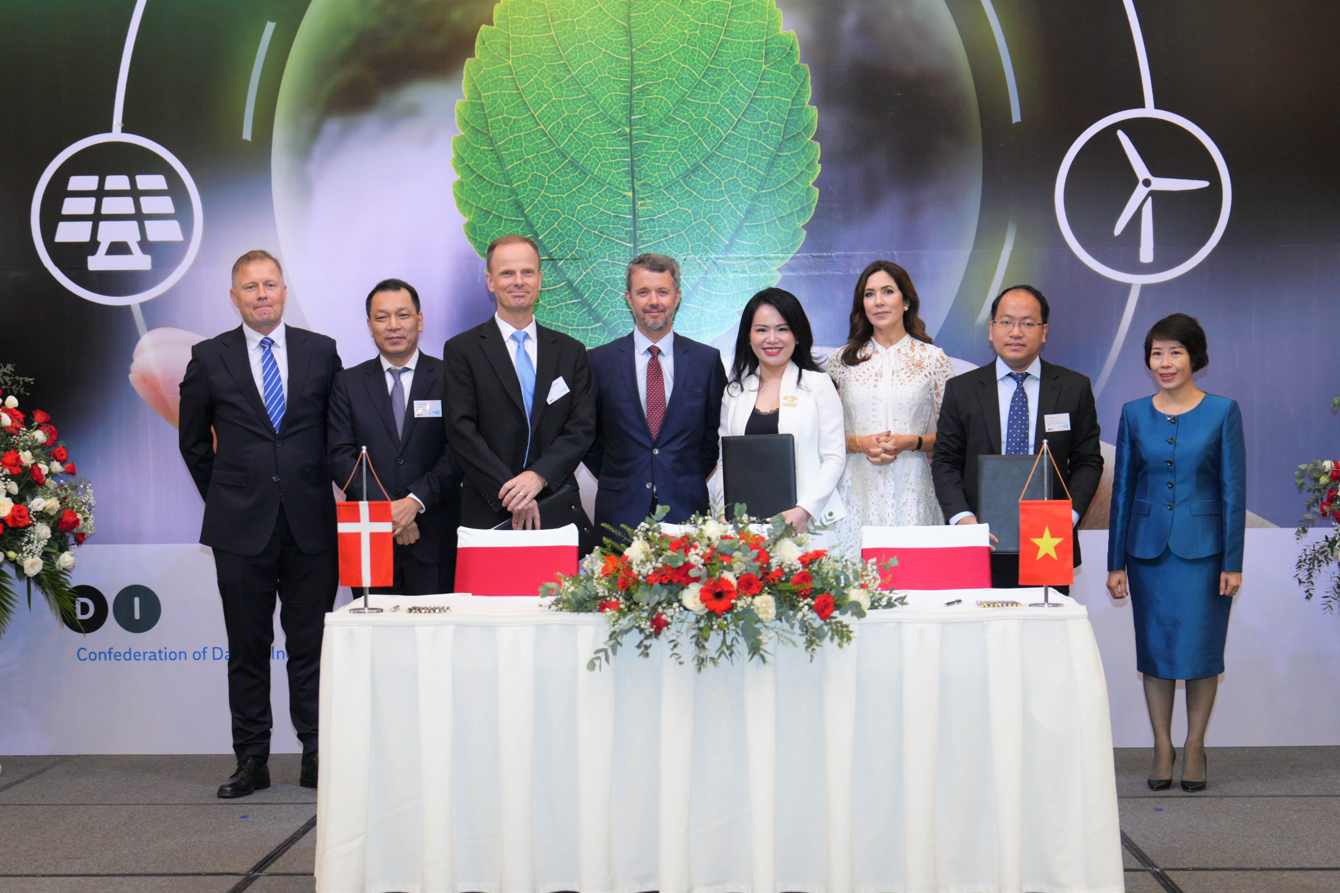L-R: Mr. Nicolai Prytz, H.E. Danish Ambassador to Vietnam, Mr. Dang Hoang An, Vice Minister MOIT, Mr. Per Mejnert Kristensen, President of Ørsted Asia-Pacific, HRH the Crown Prince of Denmark, Mrs. Nguyen Thi Thanh Binh - Vice General Director of T&T Group, HRH the Crown Princess of Denmark, Mr. Vu Quoc Huy, NIC director, Mrs. Nguyen Thi Bich Ngoc, MPI Vice Minister.