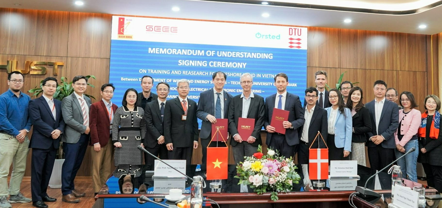Representatives from Ørsted Vietnam, Hanoi University of Science and Technology and Technical University of Denmark alongside witnesses from MPI’s National Innovation Center, T&T Group and the Embassy of Denmark in Vietnam.